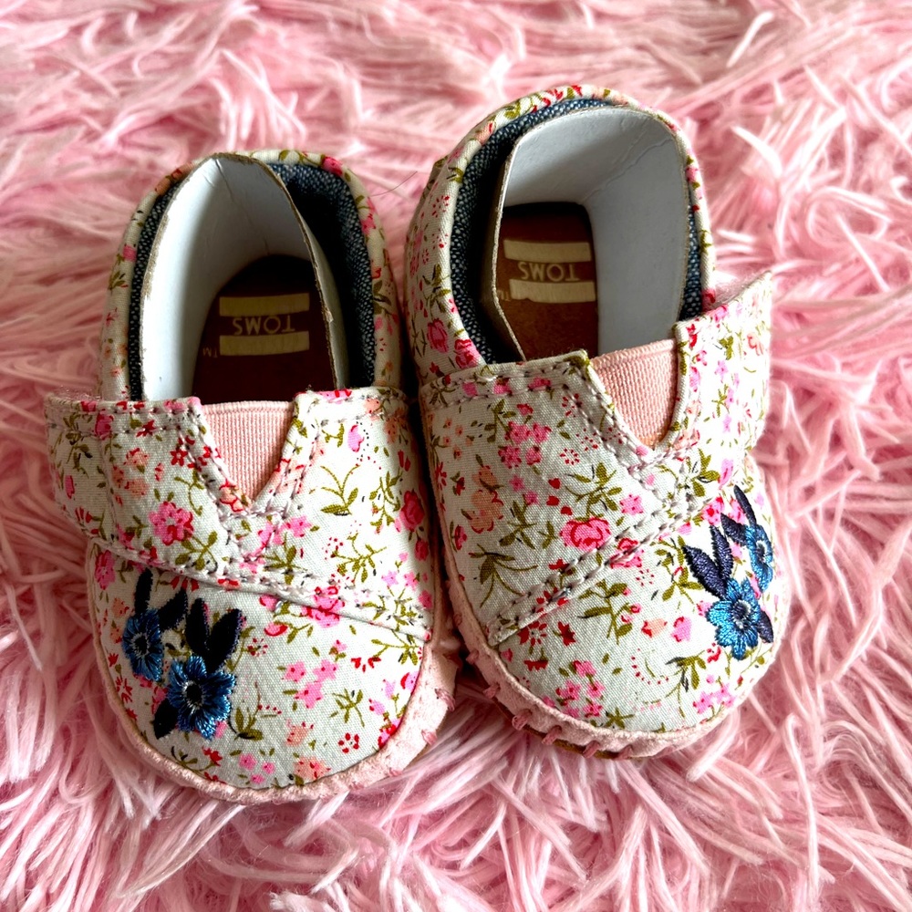 TOMS Multi-Pink Floral embroidery baby shoes. Sz 2 NEW